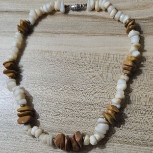 Vintage 70s Cream and Brown Stone Agate Chip Beaded Necklace Choker 💫